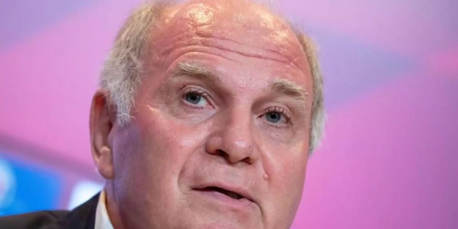 Findet klare Worte zum DFB und zu Impfgegnern: Uli Hoeness, Ehrenpräsident des FC Bayern München. Foto: Sven Hoppe/dpa