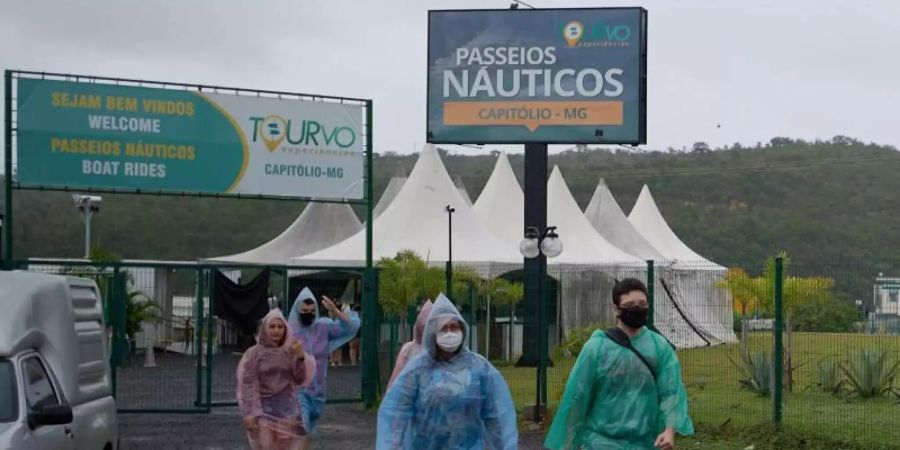 Touristen verlassen die Anlegestelle am Furnas-Stausee. Foto: Igor Do Vale/AP/dpa