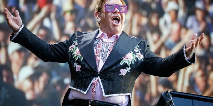 Elton John ist für seine schrillen Outfits bekannt. Elton John ist für seine schrillen Outfits bekannt.