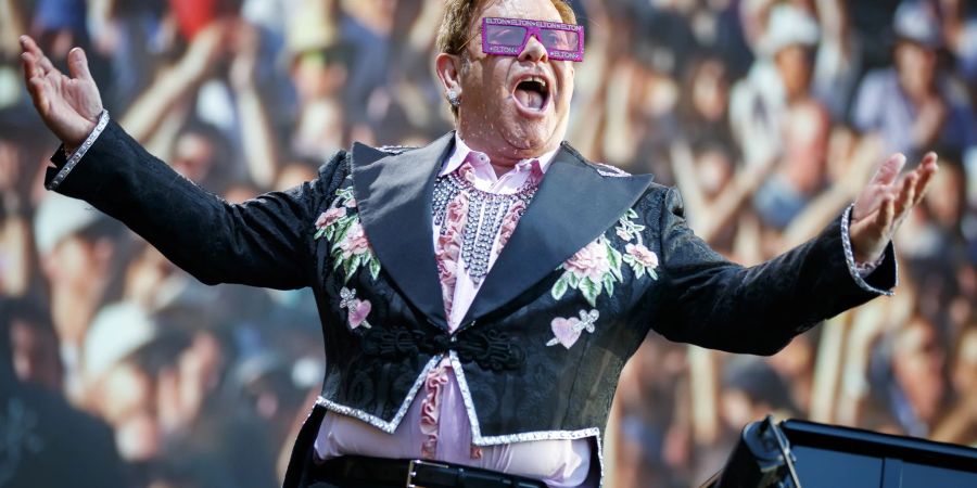 Elton John ist für seine schrillen Outfits bekannt.