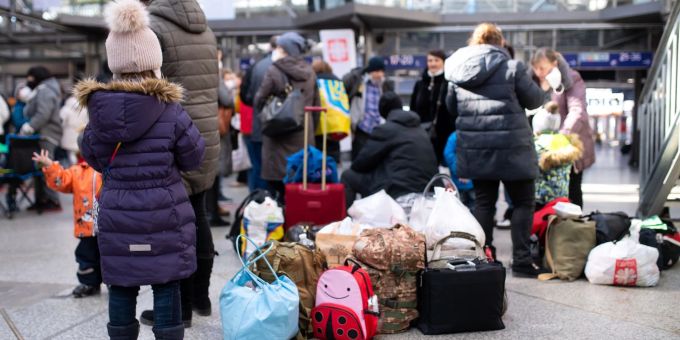 Flüchtlinge aus der Ukraine am Hauptbahnhof in München. Der Deutsche Lehrerverband rechnet mit der Ankunft von bis zu 250.000 schulpflichtigen ukrainischen Kindern. Flüchtlinge aus der Ukraine am Hauptbahnhof in München. Der Deutsche Lehrerverband rechnet mit der Ankunft von bis zu 250.000 schulpflichtigen ukrainischen Kindern.
