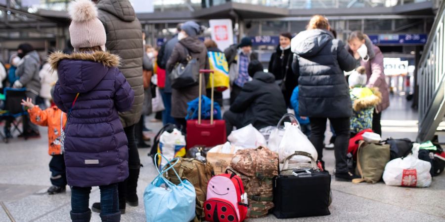 Flüchtlinge aus der Ukraine am Hauptbahnhof in München. Der Deutsche Lehrerverband rechnet mit der Ankunft von bis zu 250.000 schulpflichtigen ukrainischen Kindern.