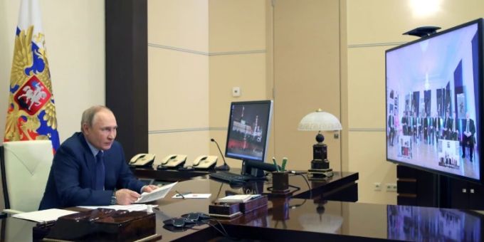 Putin bei seinem Gespräch am Freitag. Putin