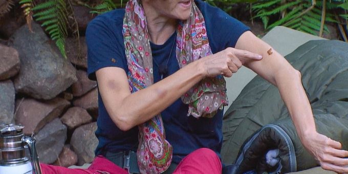 Anouschka zeigt das Corpus Delicti. Anouschka zeigt das Corpus Delicti.