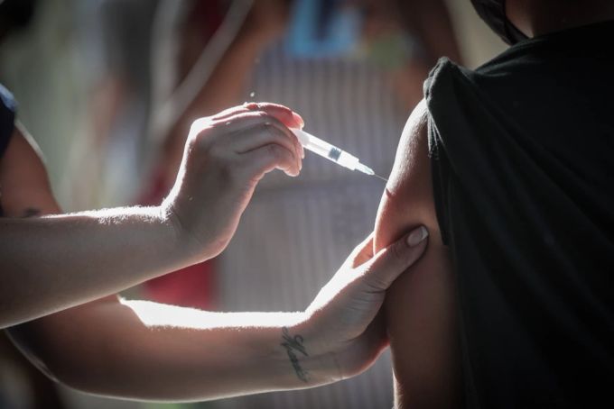 Ein Kind kriegt in Brasilien die Impfung gegen das Coronavirus verabreicht. Coronavirus