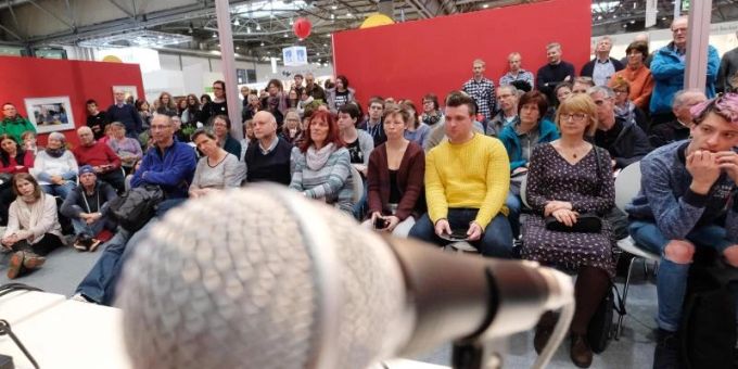 Lesung auf der Leipziger Buchmesse 2018. In diesem Jahr soll es trotz der Absage etliche Veranstaltungen geben. Foto: Sebastian Willnow/dpa-Zentralbild/dpa Lesung auf der Leipziger Buchmesse 2018. In diesem Jahr soll es trotz der Absage etliche Veranstaltungen geben. Foto: Sebastian Willnow/dpa-Zentralbild/dpa