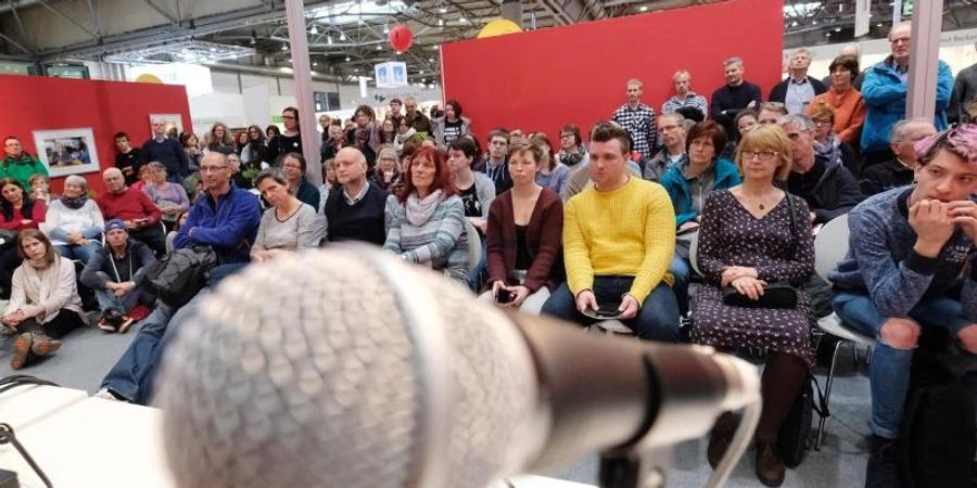 Lesung auf der Leipziger Buchmesse 2018. In diesem Jahr soll es trotz der Absage etliche Veranstaltungen geben. Foto: Sebastian Willnow/dpa-Zentralbild/dpa