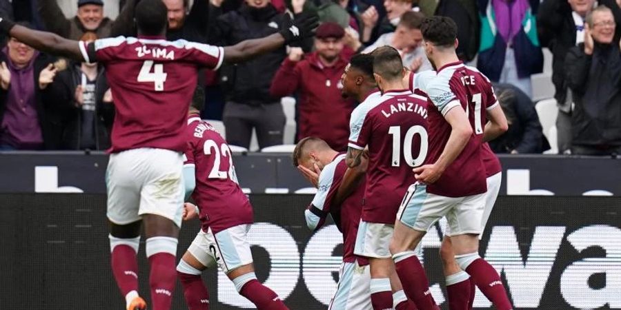 West-Ham-Profi Andrej Jarmolenko (M) fiel nach seinem Tor zum 1:0 auf die Knie. Foto: John Walton/PA Wire/dpa