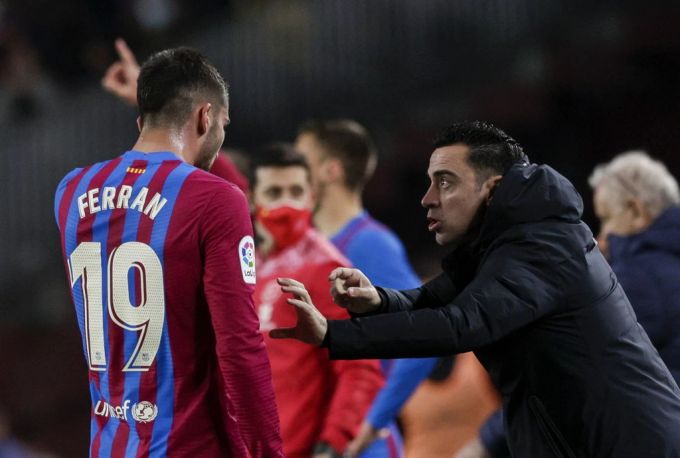 Barca-Trainer Xavi spornt seine Spieler an. FC Barcelona