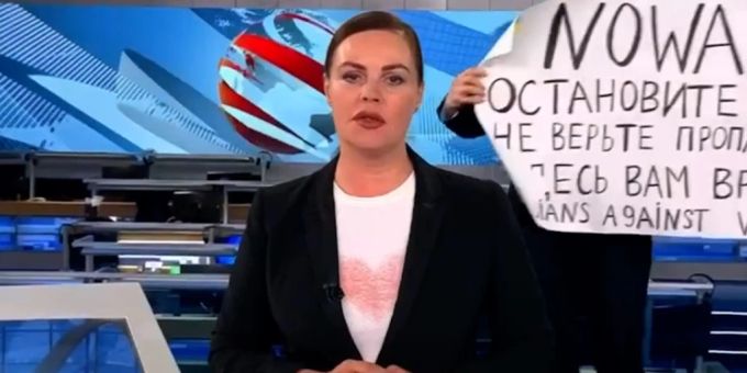SCREENSHOT - Marina Ovsyannikova protestiert im russischen Staats-Fernsehen gegen den Ukraine-Krieg. Weltweit erntet sie für ihren Mut Anerkennung. Foto: ---/Social Media/dpa - ACHTUNG: Nur zur redaktionellen Verwendung im Zusammenhang mit der aktuellen Berichterstattung über ihre Aktion. plakat