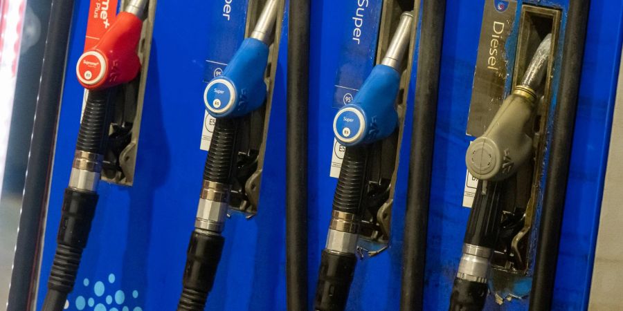 Vier Zapfpistolen hängen an einer Tankstelle in der Innenstadt. Im Europa-Vergleich hat Deutschland mit die höchsten Spritpreise.