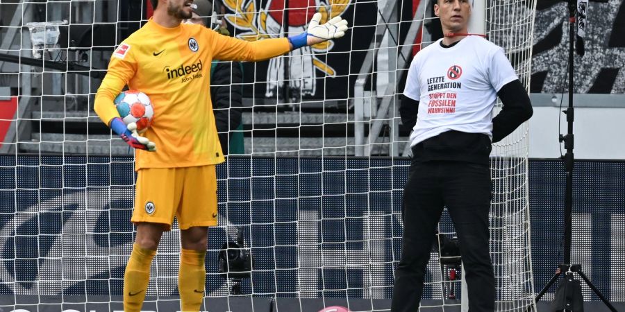 Frankfurts Torwart Kevin Trapp (l) diskutiert mit einem der Protestler.