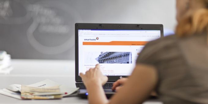 Eine Frau auf Smartvote. smartvote