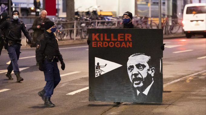 Polizisten entfernen ein von Demonstranten mitgebrachtes Plakat mit der Aufschrift "Killer Erdogan", vor dem Regionalgericht Bern-Mittelland, am Dienstag, 18. Januar 2022. Heute findet der Prozess um das "Kill Erdogan" Plakat statt. (KEYSTONE/Peter Klaunzer) plakat