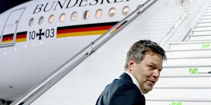 Wirtschafts- und Klimaschutzminister Robert Habeck geht an Bord einer Maschine der Flugbereitschaft am Flughafen Berlin Brandenburg BER, um nach Washington D.C. zu reisen. Foto: Britta Pedersen/dpa-Zentralbild/dpa Wirtschafts- und Klimaschutzminister Robert Habeck geht an Bord einer Maschine der Flugbereitschaft am Flughafen Berlin Brandenburg BER, um nach Washington D.C. zu reisen. Foto: Britta Pedersen/dpa-Zentralbild/dpa