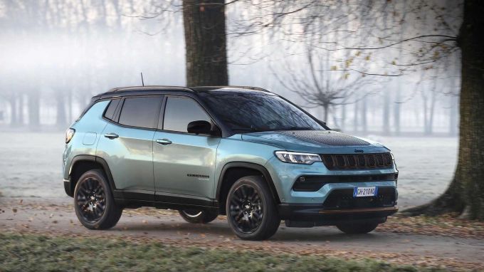 Neben dem kultigen Renegade kommt auch der Compass mit dem Jeep e-Hybrid System. Er verbraucht sogar noch weniger. Jeep e-Hybrid