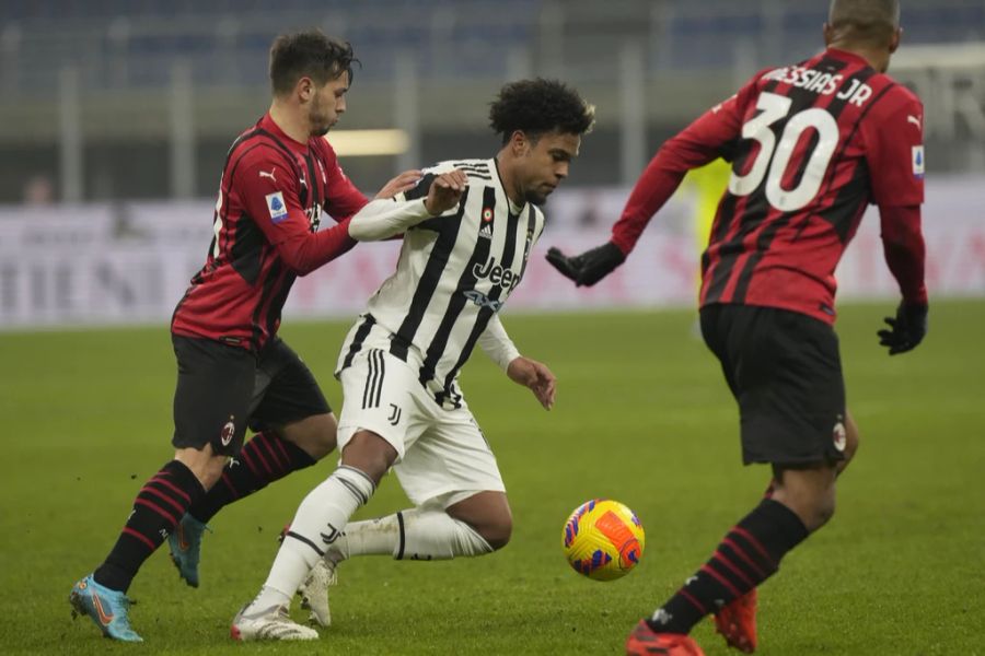 Weston McKennie behauptet sich gegen Brahim Diaz.