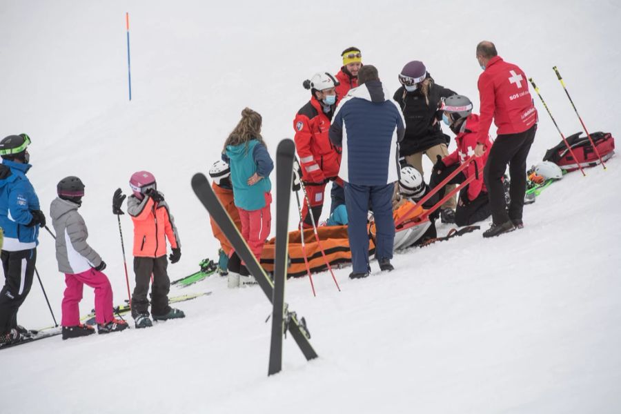 Bei einem Unfall ohne Helm werden den Skilehrern die Taggeldleistungen von der «Suva» nicht gestrichen.