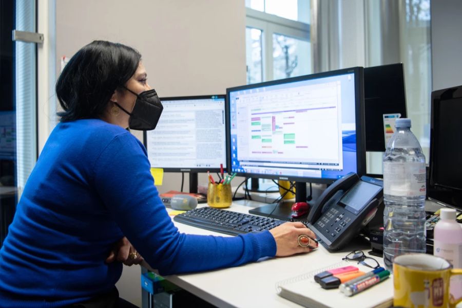 Im Büro wird auch auf den Mund-Nasen-Schutz verzichtet.