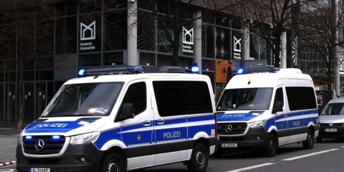 Einsatzfahrzeuge der Polizei stehen am Sony Center in Berlin, wo es in einem Aufenthaltsraum für Arbeiter einen Toten gab. Foto: Paul Zinken/dpa Einsatzfahrzeuge der Polizei stehen am Sony Center in Berlin, wo es in einem Aufenthaltsraum für Arbeiter einen Toten gab. Foto: Paul Zinken/dpa
