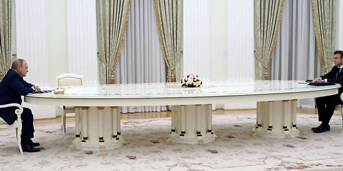 Wladimir Putin (l) und Emmanuel Macron. (Archivbild) Ukraine konflikt