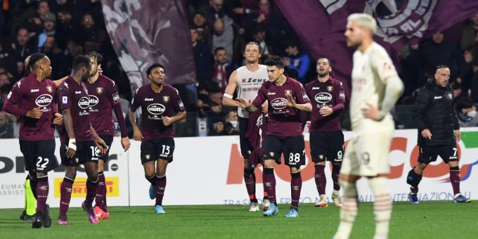Milans Djuric (C) kann es kaum fassen: Der Leader kam gegen das Schlusslicht nicht über ein 2:2 hinaus. US Salernitana vs AC Milan