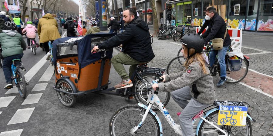 Unter dem Motto «Kidical Mass - Sichere Rad-Infrastruktur und Freiräume für Kinder und Jugendliche» nehmen junge Radfahrer an einer Demonstration in Köln teil.