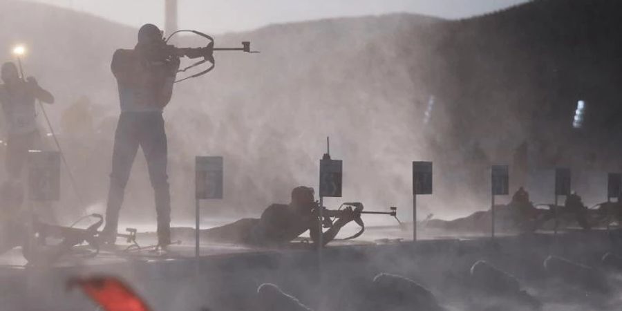 Schnee wird über die Schiessbahn der Biathlon-Anlage geweht. Foto: Hendrik Schmidt/dpa-Zentralbild/dpa