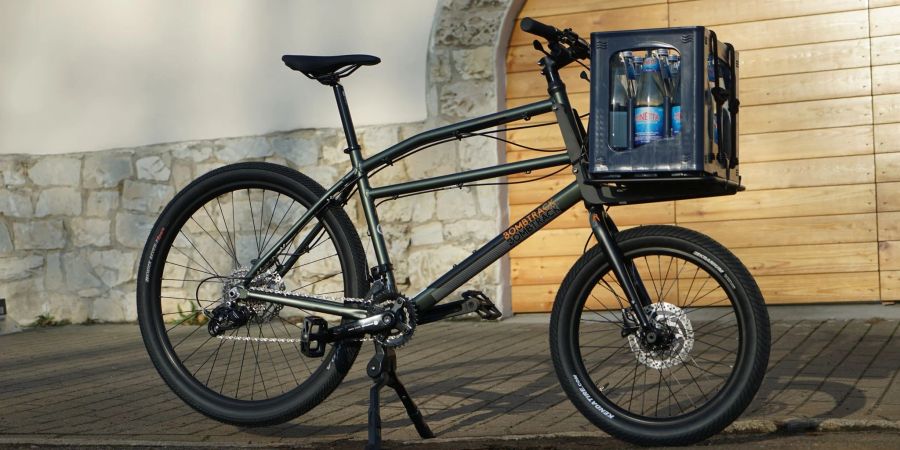 Balanceakt? Nein, eine Getränkekiste sitzt stabil auf dem Rack, doch falls sie zu hoch ist, kann sie dem Lenker ins Gehege kommen. Dann bitte nicht losfahren.