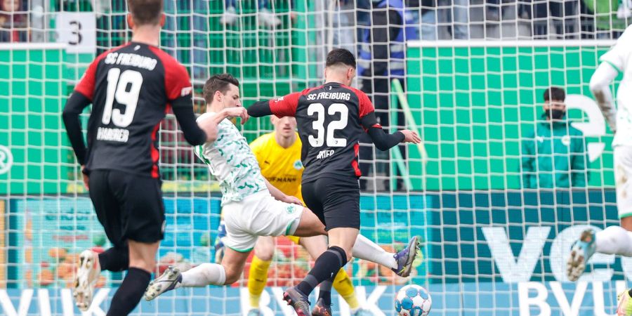 Fürths Nick Viergever (M) und Freiburgs Vincenzo Grifo (r) trennten sich mit ihren Teams torlos.