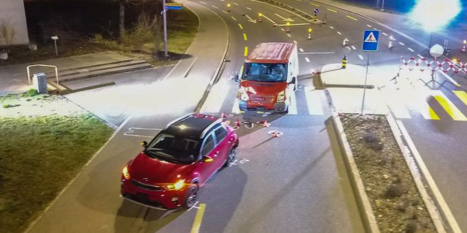 Beim Unfall wurden drei Personen verletzt. Beim Unfall wurden drei Personen verletzt.