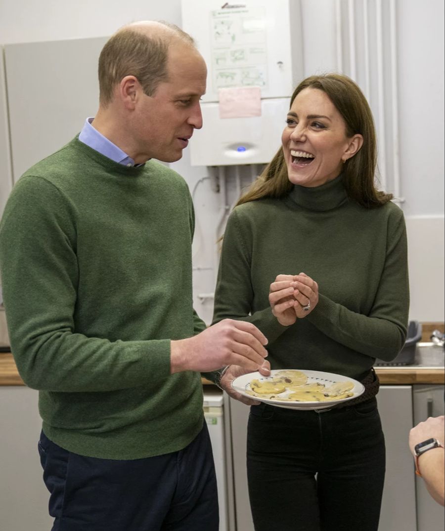 Ob sich Kate hier über die Backkünste ihres Manens lustig macht?