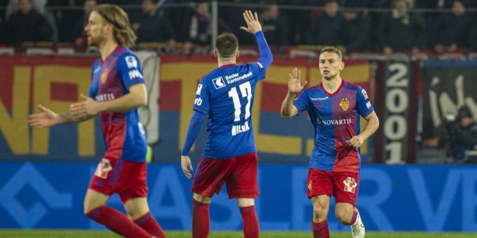 Fedor Chalov (r.) schiesst den FC Basel mit einem Doppelpack zum Ausgleich gegen St. Gallen. FC Basel Fedor Chalov