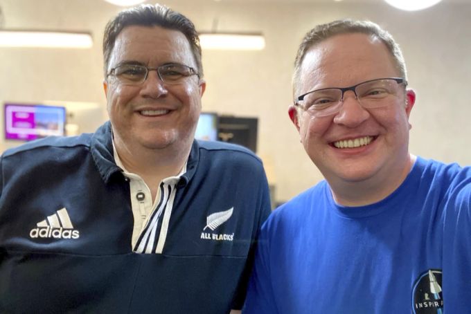 Kyle Hippchen (l.) und sein Freund aus Uni-Zeiten, Chris Sembroski (r.) Weltraum flug