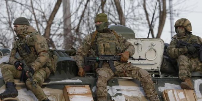 Das von der staatlichen russischen Nachrichtenagentur Sputnik veröffentlichte Bild zeigt russische Soldaten auf einem gepanzerten Fahrzeug auf einer Strasse nahe der Grenze zwischen Russland und der Ukraine. Foto: Anton Vergun/Sputnik/dpa Das von der staatlichen russischen Nachrichtenagentur Sputnik veröffentlichte Bild zeigt russische Soldaten auf einem gepanzerten Fahrzeug auf einer Strasse nahe der Grenze zwischen Russland und der Ukraine. Foto: Anton Vergun/Sputnik/dpa
