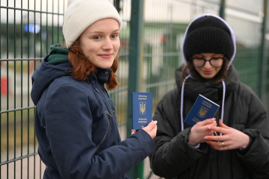 Zwei Ukrainerinnen an der polnisch-ukrainischen Grenze in Medyka, Südostpolen, am 25. Februar 2022.