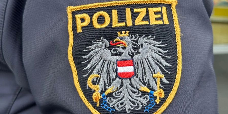 Die Polizei verhörte die Verdächtigen.