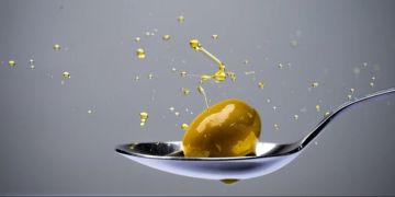 Olive Löffel Ölspritzer