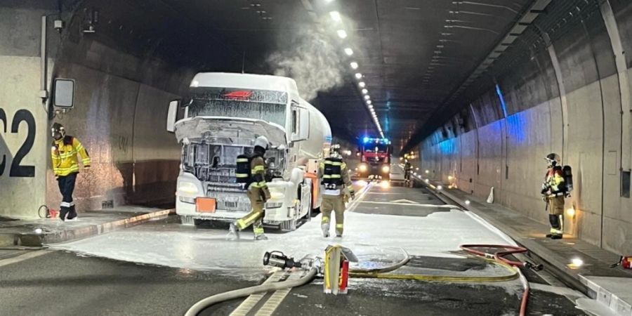 Niemand wurde verletzt im Vue-des-Alpes-Tunnel, als leicht entflammbare Flüssigkeit ausfloss und die Fahrbahn blockierte.