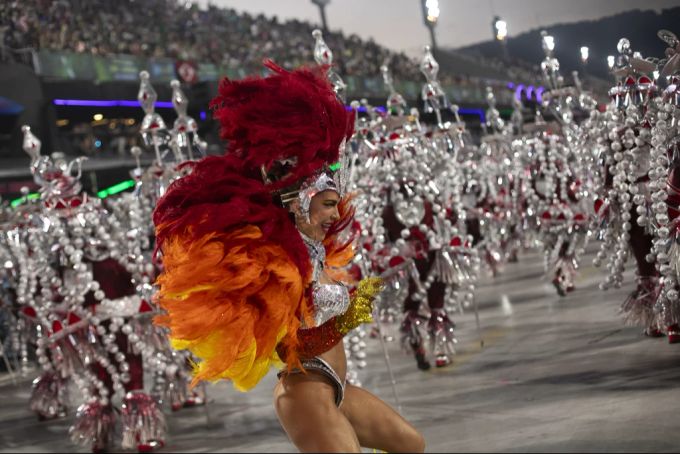 Während der Karneval-Saison sind viele Menschen in Rio leicht bekleidet - und geben der Aedesmücke so die Möglichkeit, zu stechen. dengue brasilien