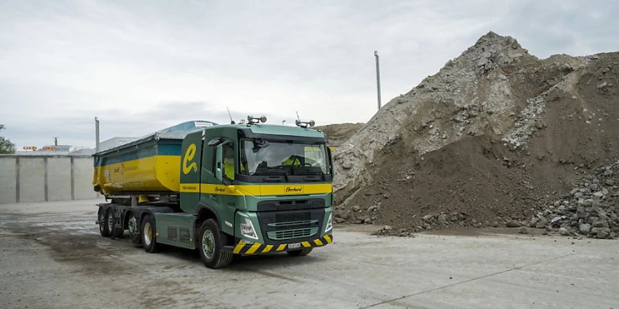 Ein Elektro-Lastwagen transportiert Abbruchmaterial auf dem Gelände eines Baustoff-Recyclingzentrums in Rümlang ZH. (Archivbild)