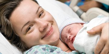 Glückliche Mutter mit Neugeborenem