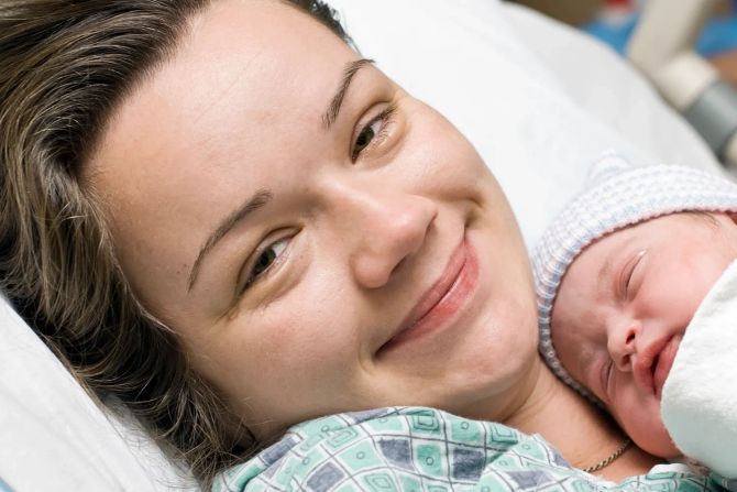 Glückliche Mutter mit Neugeborenem