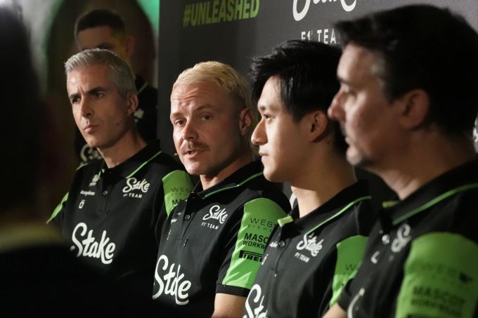 Alessandro Alunni Bravi, Valtteri Bottas, Zhou Guanyu und James Key beim Launch des Stake F1 Team Kick Sauber. Sauber Formel 1 Bottas