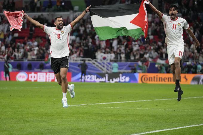 Yazan Alnaimat (re.) feiert nach dem Finaleinzug von Jordanien am Asien-Cup mit Ali OlÌan. Jordanien Asien-Cup Südkorea