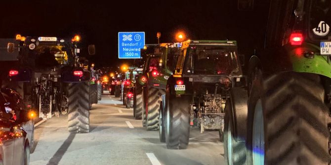 Bauern Traktoren blockieren Strasse