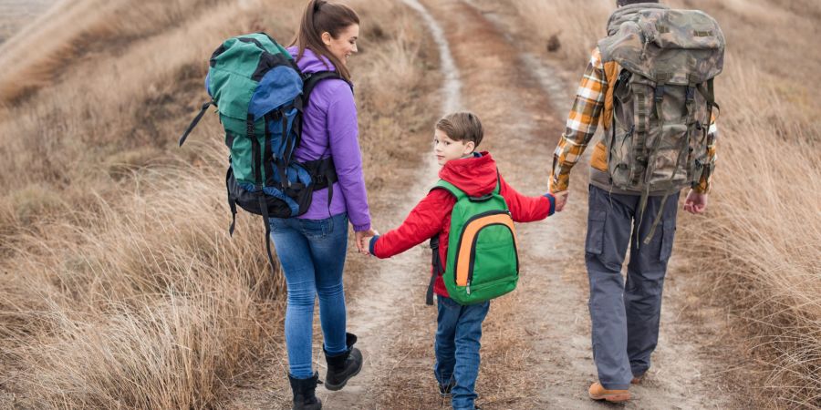 kleine familie wandert, herbst