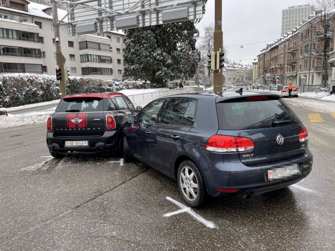 Beide Fahrer geben an, bei Grün zu fahren. Unfall