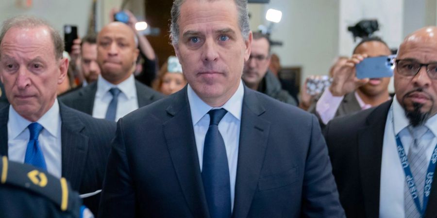 Hunter Biden (M) verlässt eine Anhörung des House Oversight Committee.