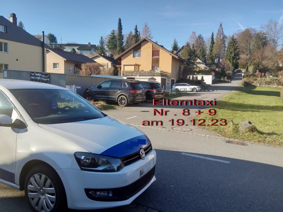 Der sonst von den Elterntaxis benutzte Parkplatz nahe dem Kindergarten ist wegen einer Baustelle gesperrt.